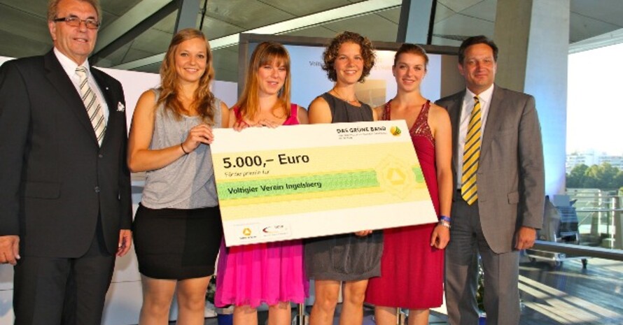 Der Voltigier Verein Ingelsberg freut sich über die Auszeichnung mit dem "Grünen Band" und einen Scheck in Höhe von 5.000 Euro. Quelle: alpenPR