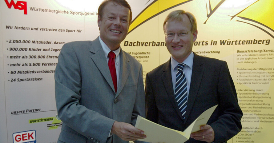 Regierungspräsident Johannes Schmalzl (rechts) und der WLSB-Präsident Klaus Tappeser bei der Übergabe der Stiftungsurkunde. Foto: Norbert Vollmer/WLSB