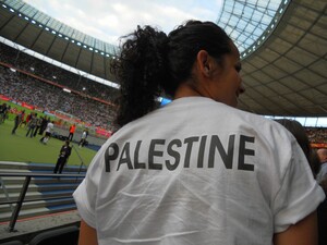 Die Spielführerin des Palästinensischen Teams war auf deutsche Einladung beim Eröffnungsspiel der Frauen-WM 2011 in Berlin. Foto: DOSB/Palusevic