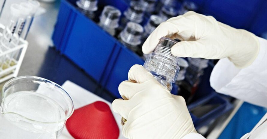Im biochemischen Labor der Deutschen Sporthochschule in Köln wird eine Urinprobe geöffnet. Foto: DSHS