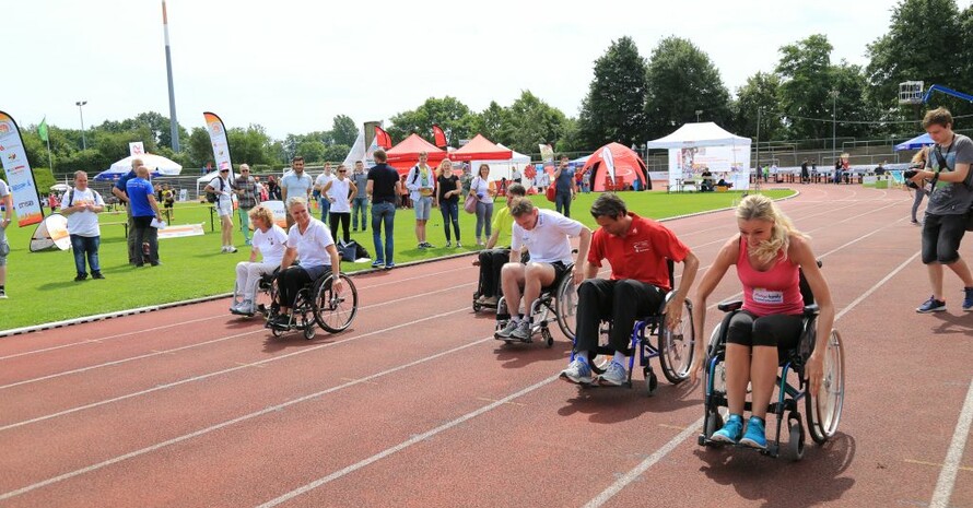 Promi-Rollstuhlsprint: Miriam Höller (re.) setzt sich zunächst an die Spitze. Am Ende gewinnt aber Kirsten Bruhn (2.v.li.).