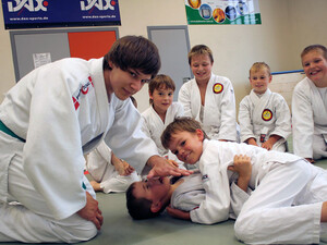 Ein Übungsleiter mit seiner Trainingsgruppe – die meisten Übungsleiter sind selbst noch aktive Ju-Jutsu-Kämpfer.