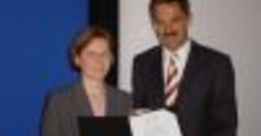 Willi-Daume-Preis 2005. Evelyn Mertin und NOK-Präsident Dr. Klaus Steinbach. Copyright Hillgärtner
