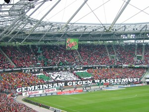 In den Fußballstadien der 1. und 2. Bundesliga wird an die Opfer des Nationalsozialismus erinnert. Foto: KOS