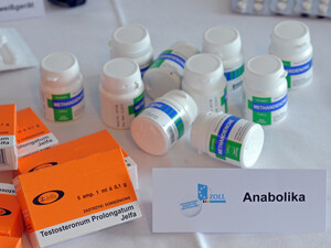 Zollbehörden präsentieren einen Teil der beschlagnahmten Anabolika. Foto: picture-alliance