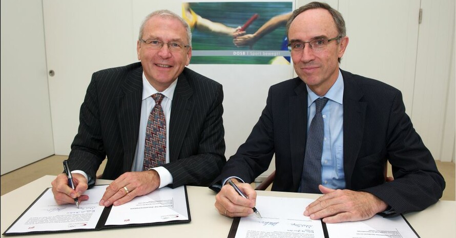 Michael Vesper (li.) und Adolf Kloke-Lesch unterschreiben die Kooperation. Foto: Camera 4