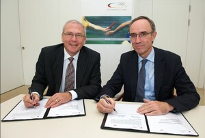 Michael Vesper (li.) und Adolf Kloke-Lesch unterschreiben die Kooperation. Foto: Camera 4