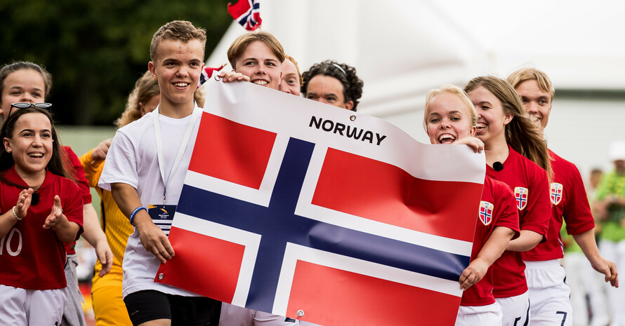 Ein Teil des norwegische Teams präsentiert mit Zehn Personen stolz ihre Nationalflagge