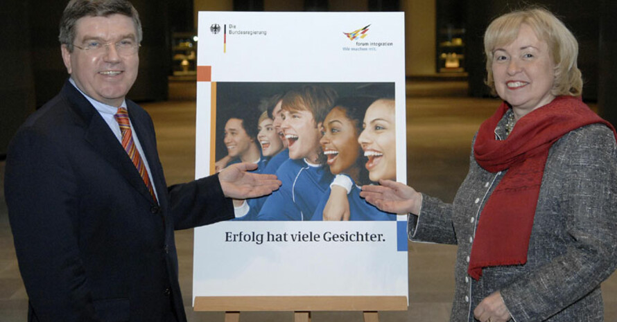 Staatsministerin Maria Böhmer und DOSB-Präsident Thomas Bach enthüllen in Berlin das Plakat zur Kampagne "Integration - wir machen mit!".