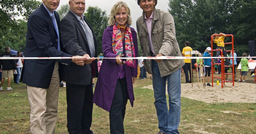 Der Trimm Dich-Parcours am Hohnsensee wurde durch den ersten Stadtrat Dr. Kay Brummer, Rolf Altmann (Eintracht Hildesheim), Gudrun Knoll (Molkerei Alois Müller) und Frank Wottsack (Landessportbund Niedersachsen) (v.l.n.r.) feierlich eröffnet. Fotos: Molkerei Alois Müller GmbH & Co. KG