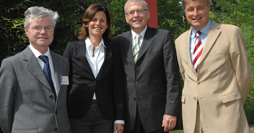 Träger des Deutschen Umweltpreises Prof. Dr. Hartmut Graßl, Moderatorin Katrin Müller-Hohenstein, DOSB-Generalsekretär Dr. Michael Vesper und DBU-Generalsekretär Dr. Fritz Brickwedde (v.l.).