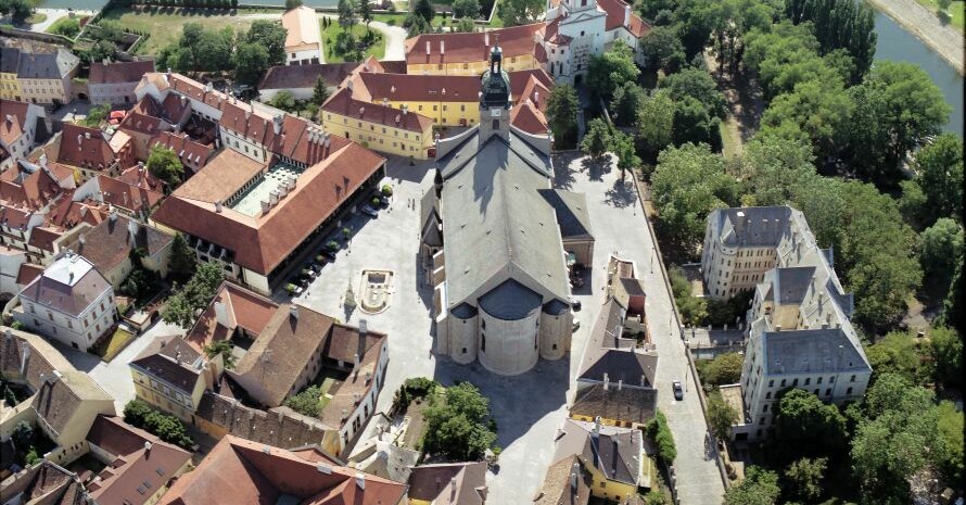 Die ungarische Stadt Györ mit ihrer schönen Basilika richtet das diesjährigen European Youth Olympic Festival aus. Foto: EYOF Györ 2017