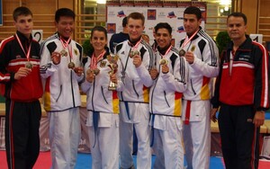Die erfolgreichen Nachwuchskämpfer des SC Banzai nach den Austrian Open 2011 – vier der Berliner Karateka gehören zum Kader der deutschen Nationalmannschaft.