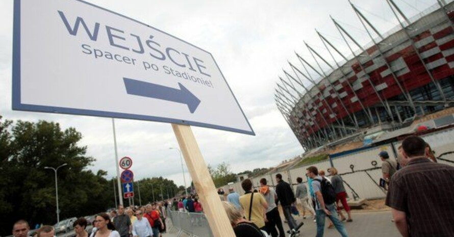 Ein Schild weist den Fußweg zum Nationalstadion in Warschau, wo 2012 das Eröffnungsspiel der Fußball-EM stattfinden wird. Foto: picture-alliance