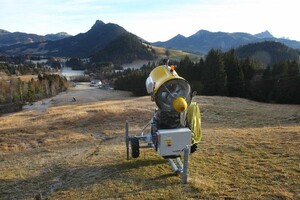Schneelos begann der meteorologische Winter in den bayerischen Alpen. Jetzt sollen Beschneiungsanlagen helfen. Foto: picture-alliance