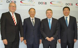 Stimmten in vielen sportpolitischen Einschätzungen überein (v.re.): Song Luzeng, Thomas Bach, Liu Peng, Michael Vesper. Foto: DOSB