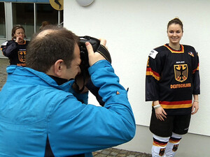 Die Eishockey-Frauen beim Foto-Shooting.