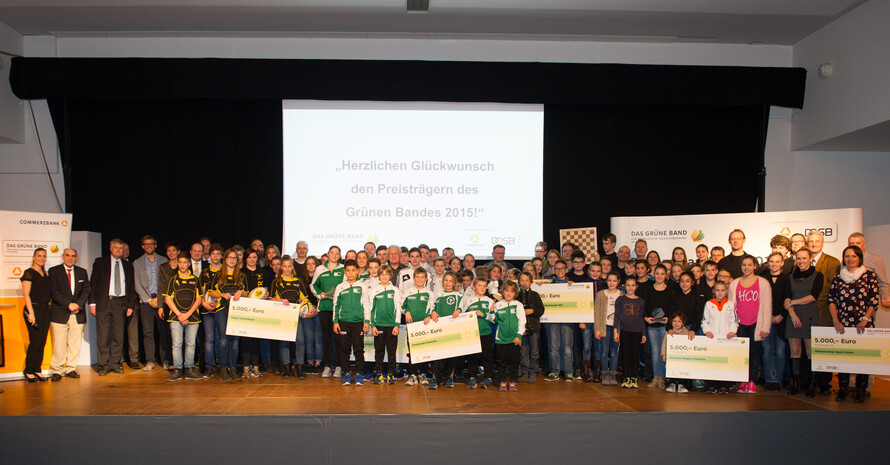 Sechs Vereine durften sich in Karlsruhe über die Auszeichnung mit dem "Grünen Band" freuen. Bilder: picture alliance
