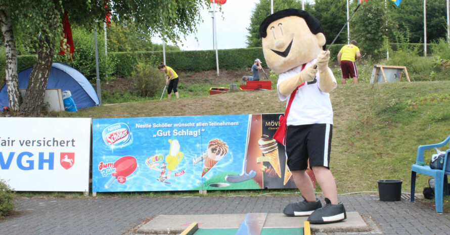 Trimmy versucht sich beim Abschlag auf der WM-Bahn von Bad Münder. Foto: Deutscher Minigolfsport-Verband