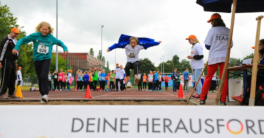 Nur Fliegen ist schöner: Weitsprung zählt zu den leichtathletischen Prüfungselementen. Alle Fotos: Treudis Nass