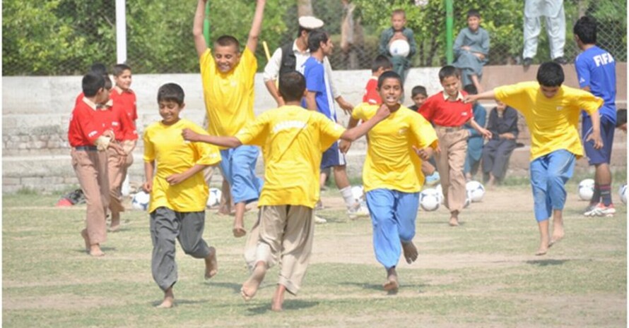 Enthusiastische Kinder während eines Jugendfestivals in der Ostprovinz Nengarhar, Stadt Jalalabad; Foto: Ali Askar Lali