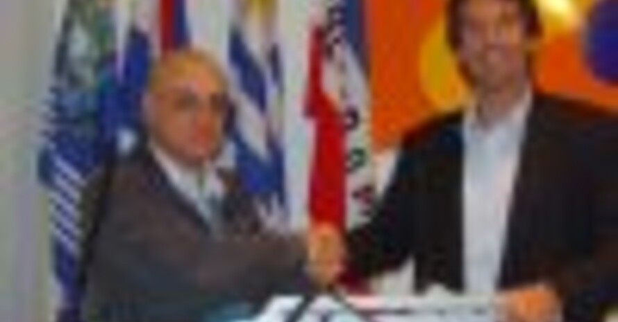 Björn Wangemann (r.) mit dem neu gewählten Leichtathletik-Präsidenten der Region Salto in Uruguay Oscar Rocca. Foto: Wangemann