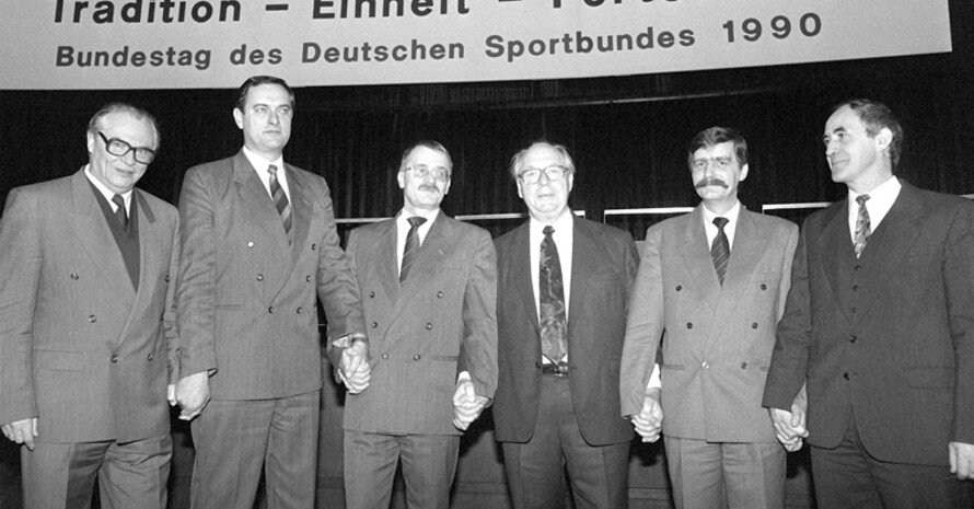 Hand in Hand stehen am 15. Dezember 1990 beim Bundestag des DSB in Hannover die Landesverbandsvorsitzenden Professor Dr. Gerhard Junghähnel (Brandenburg), Andreas Decker (Sachsen), Professor Dr. Klaus-Dieter Malzahn (Sachsen-Anhalt), der DSB-Präsident Hans Hansen, und die Landesverbandsvorsitzenden Wolfgang Remer (Mecklenburg-Vorpommern) und Professor Dr. Manfred Thies (v.l.) nach der Vereinigung des deutschen Sports unter dem Dach des Deutschen Sportbundes (DSB).