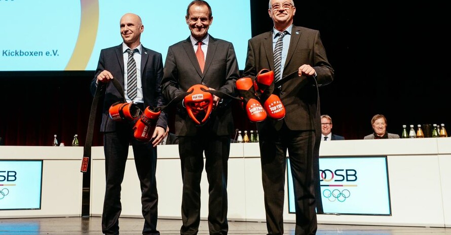 Der Wako-Deutschland Präsident Jürgen Schorn (li.) und seine Vize Rudi Brunnbauer schenkten dem DOSB-Präsidenten eine Kickboxen-Ausrüstung. Fotos: DOSB / Jan Haas