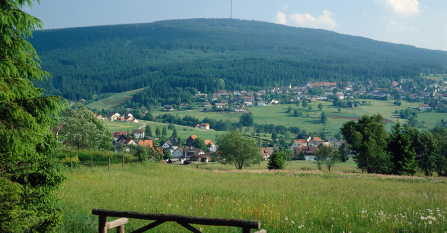 Die Erlebnisregion Ochsenkopf mit Blick auf Bischofsgrün. COpyright: picture-alliance