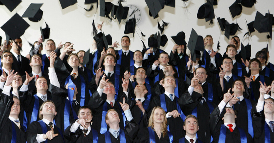 Tradition bei der Bachelor- und Master-Abschlusszeremonie: das Hütewerfen. Copyright: picture-alliance