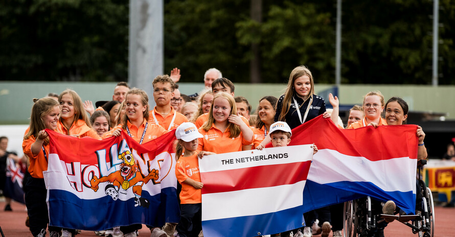 Die niederländische Nationalmannschaft präsentiert stolz ihre Nationalflagge
