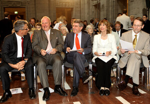 Staatssekretär Josef Hecken, dsj-Vorsitzender Ingo Weiss, DOSB-Präsident Thomas Bach, DOSB-Vizepräsidentin Gudrun Doll-Tepper und Staatssekretär Thomas Härtel (v.l.) bei den Feierlichkeiten. Foto: dsj