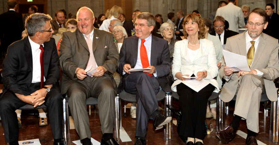 Staatssekretär Josef Hecken, dsj-Vorsitzender Ingo Weiss, DOSB-Präsident Thomas Bach, DOSB-Vizepräsidentin Gudrun Doll-Tepper und Staatssekretär Thomas Härtel (v.l.) bei den Feierlichkeiten. Foto: dsj