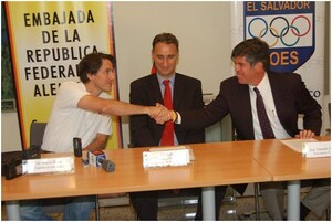 Handschlag zur weiteren Zusammenarbeit (v.li.): Flavio Bessi, Erstkanzler Uwe Köhler von der Deutschen Botschaft und NOK-Präsident Eduardo Palomo bei einer Pressekonferenz in San Salvador. Foto: privat