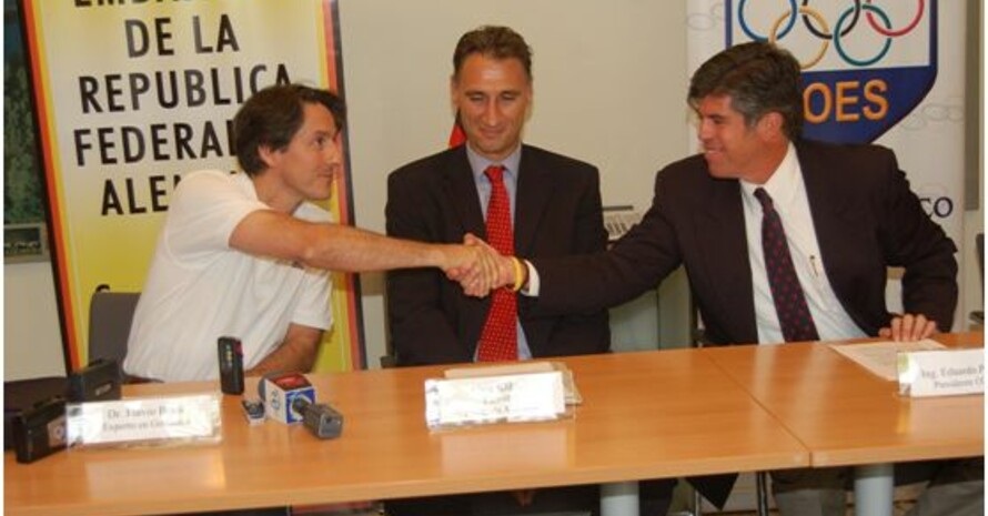 Handschlag zur weiteren Zusammenarbeit (v.li.): Flavio Bessi, Erstkanzler Uwe Köhler von der Deutschen Botschaft und NOK-Präsident Eduardo Palomo bei einer Pressekonferenz in San Salvador. Foto: privat