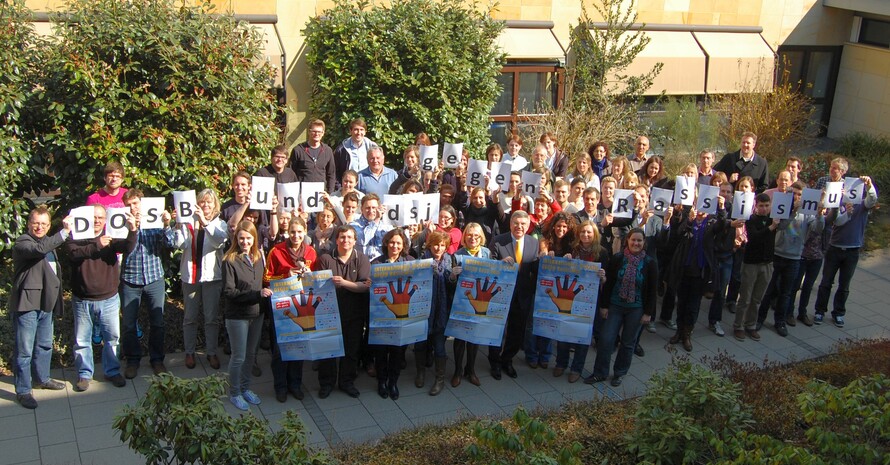 DOSB-Präsident Thomas Bach (vorne, 4.v.re.) demonstrierte mit den Mitarbeiterinnen und Mitarbeitern vor der DOSB-Zentrale in Frankfurt gegen Rassismus. Foto: DOSB