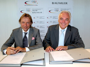 Von links: Reiner Annemann, Vorstand der Bäumler AG, und Walter Schneeloch , DOSB-Vizepräsident, bei der Vertragsunterzeichnung in Düsseldorf. Copyright: Marcel Brunnthaler