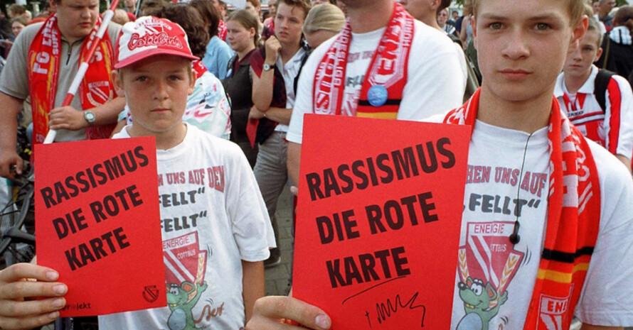 Fußballfans demonstrieren gegen Rechtsextremismus und Rassismus. Copyright: picture-alliance