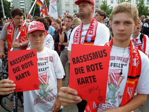 Fußballfans demonstrieren gegen Rechtsextremismus und Rassismus. Copyright: picture-alliance