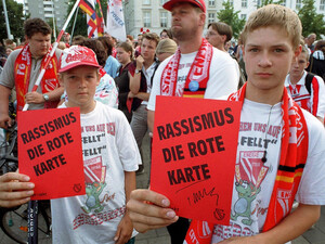 "Am Ball bleiben - Fußball gegen Rassismus und Diskriminierung". Copyright: picture-alliance