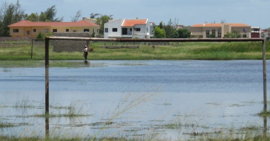 Großflächige Überschwemmungen in Mozambique machen zurzeit auch das Fußballspielen unmöglich. Foto: privat