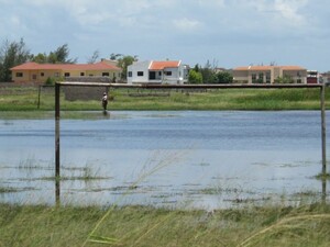 Großflächige Überschwemmungen in Mozambique machen zurzeit auch das Fußballspielen unmöglich. Foto: privat