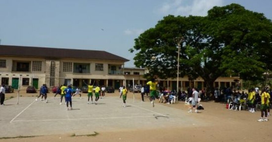 Spaß und Enthusiasmus sind immer präsent, wenn Kameruner Volleyball spielen. Da stören auch die ärmlichen Rahmenbedingungen nicht. Foto: Peter Nonnenbroich