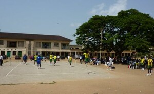 Spaß und Enthusiasmus sind immer präsent, wenn Kameruner Volleyball spielen. Da stören auch die ärmlichen Rahmenbedingungen nicht. Foto: Peter Nonnenbroich