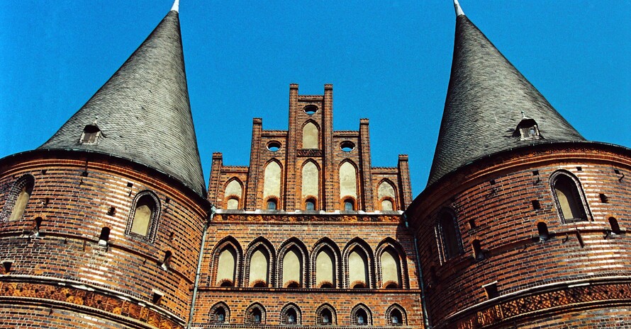 Das berühmte Holsten-Tor in Lübeck. Copyright picture-alliance