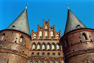 Das berühmte Holsten-Tor in Lübeck. Copyright picture-alliance
