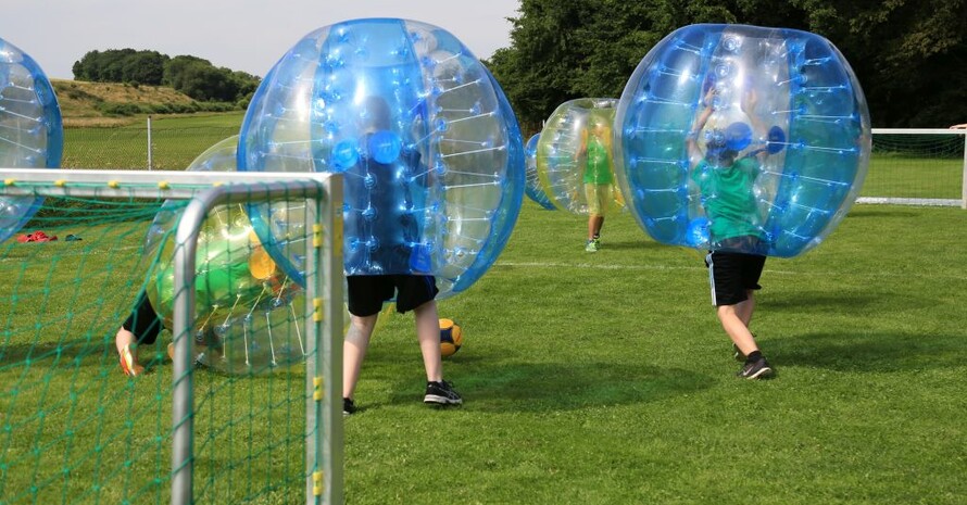 Fußballspiel mit dicker Knautschzone; Alle Fotos: Treudis Naß