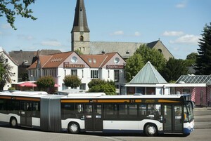 Wer Bus fährt, schont seine Schuhe. So lautet die schonungslose Botschaft, die gegenwärtig in der Hauptstadt vereinzelt Omnibusse der Berliner Verkehrsbetriebe (BVG) ziert. Foto: picture-alliance