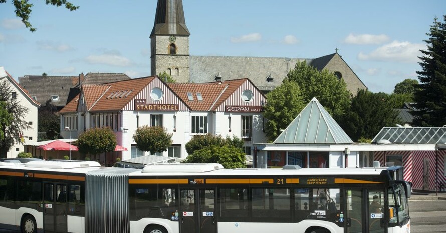 Wer Bus fährt, schont seine Schuhe. So lautet die schonungslose Botschaft, die gegenwärtig in der Hauptstadt vereinzelt Omnibusse der Berliner Verkehrsbetriebe (BVG) ziert. Foto: picture-alliance