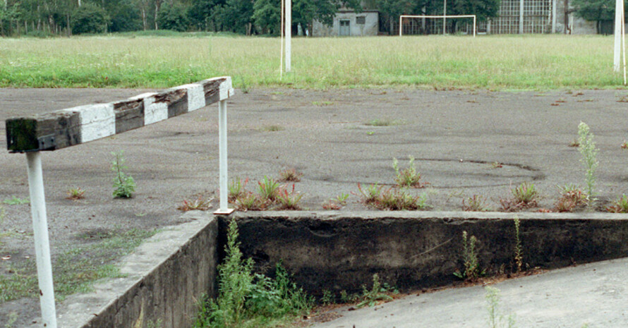 Wenn die Förderung des Sports durch die Kommunen wegbricht, sehen in Zukunft die Sportstätten vielleicht so aus wie der Sportplatz auf unserem Foto in Brandenburg. Copyright: picture-alliance